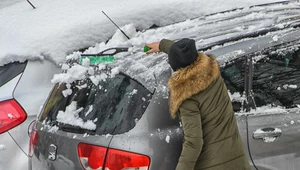 Ty też odśnieżasz auto przy włączonym silniku? To wykroczenie. Będzie mandat