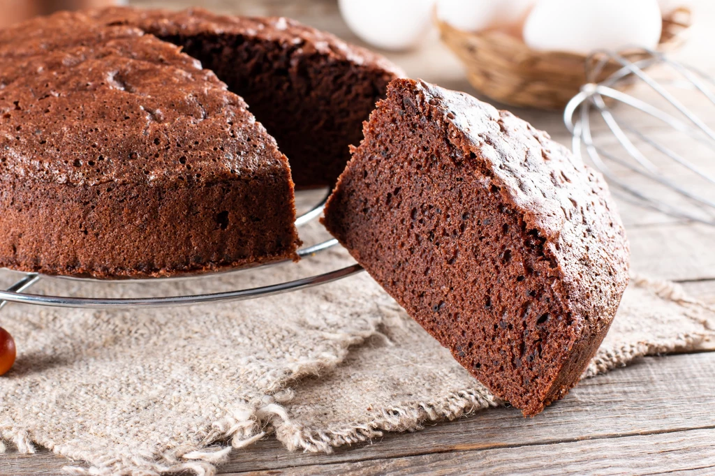 Przygotowanie ciasta czekoladowego jest niezwykle proste i nie wymaga dużej ilości składników 