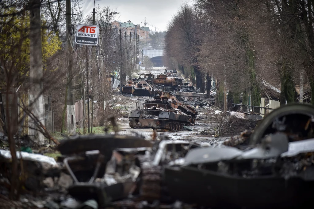 Ulica ze zniszczonymi rosyjskimi maszynami wojskowymi na terenach odbitych przez wojska ukraińskie w Kijowie Ulica ze zniszczonymi rosyjskimi maszynami wojskowymi na terenach odbitych przez wojska ukraińskie w Kijowie