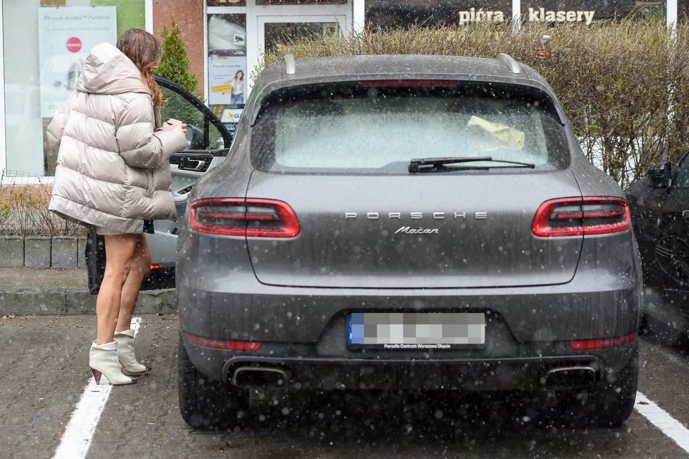 Wendzikowska z gołymi nogami mknie do swojego Porsche Wendzikowska z gołymi nogami mknie do swojego Porsche