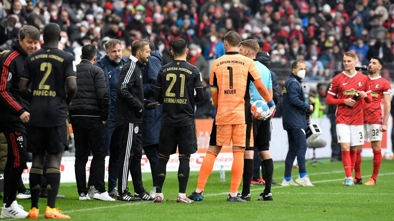Mecz Freiburg - Bayern został przerwany z powodu zamieszania ze zmianami Mecz Freiburg - Bayern został przerwany z powodu zamieszania ze zmianami