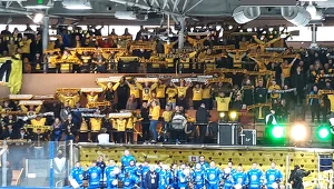 Kibice Katowic podczas pierwszego meczu finałowego o MP w hokeju między GKS-em a Unią Oświęcim