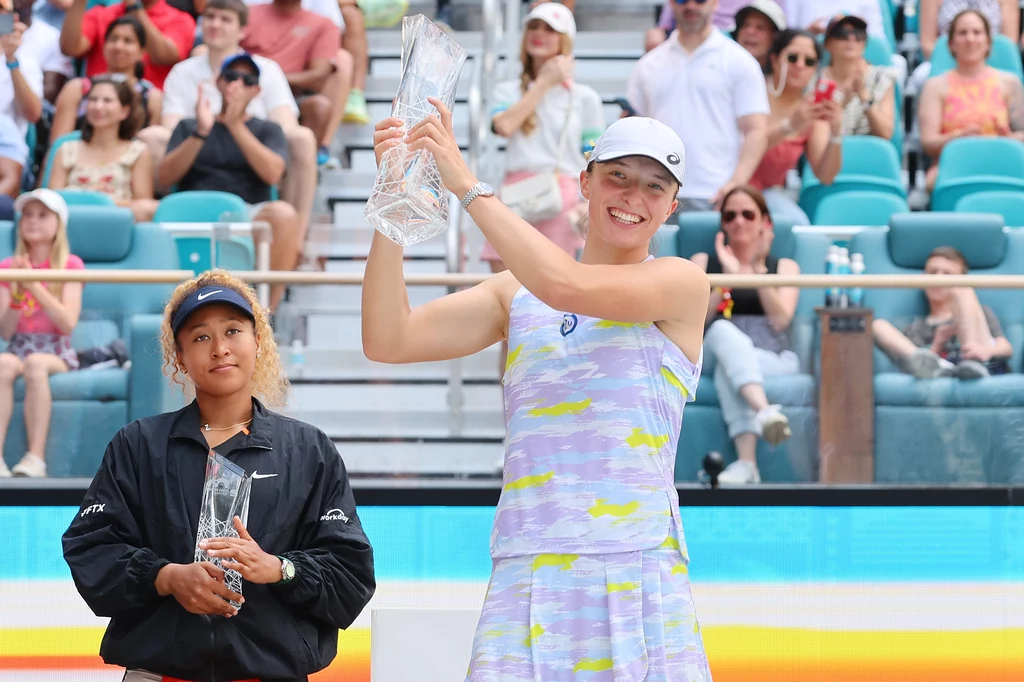 Iga Świątek z trofeum za zwycięstwo w Miami Open 2022 Iga Świątek z trofeum za zwycięstwo w Miami Open 2022