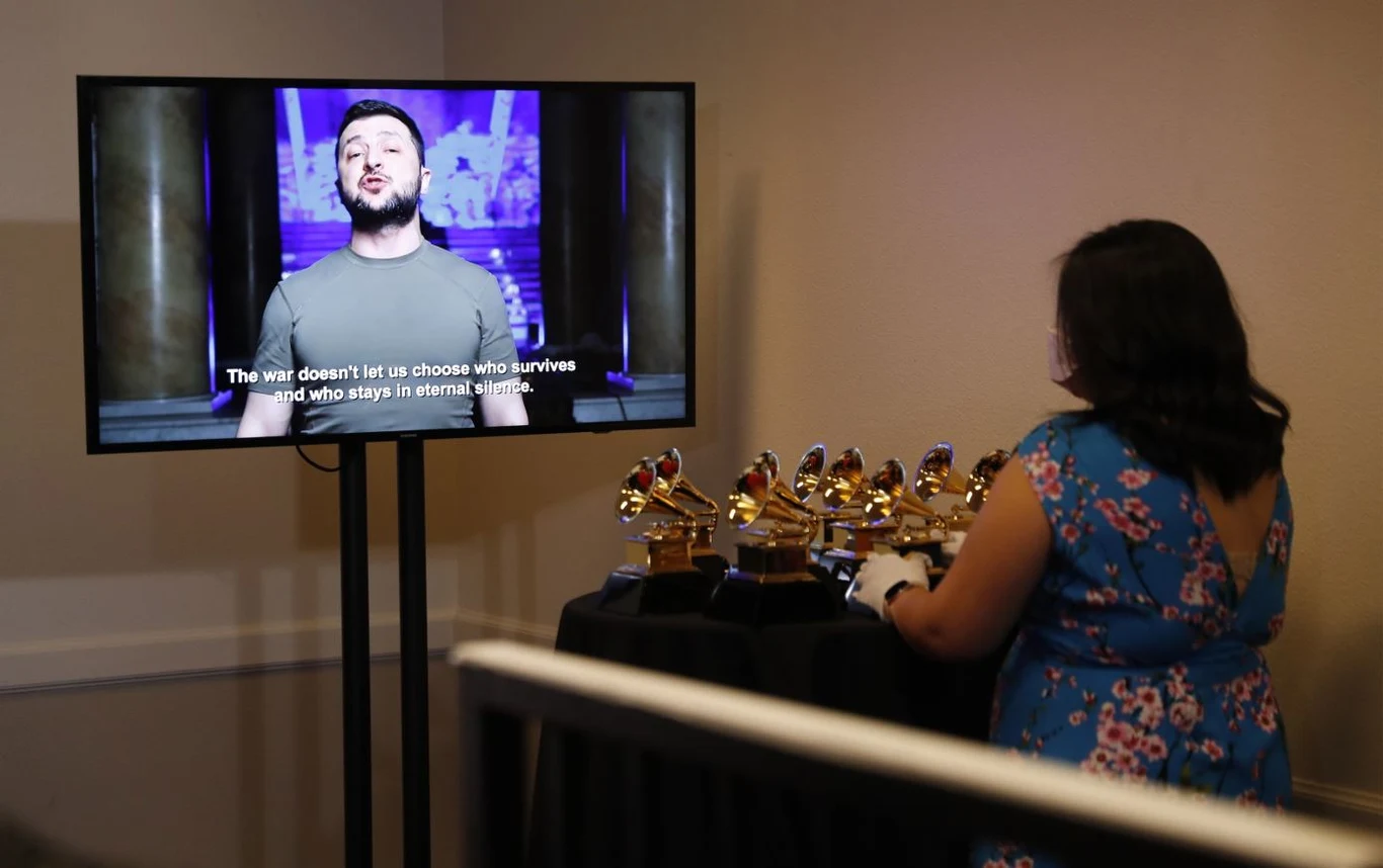 Prezydent Wołodymyr Zełenski podczas niedzielnej ceremonii rozdania nagród muzycznych Grammy. Dostawca: PAP/EPA Prezydent Wołodymyr Zełenski podczas niedzielnej ceremonii rozdania nagród muzycznych Grammy. Dostawca: PAP/EPA