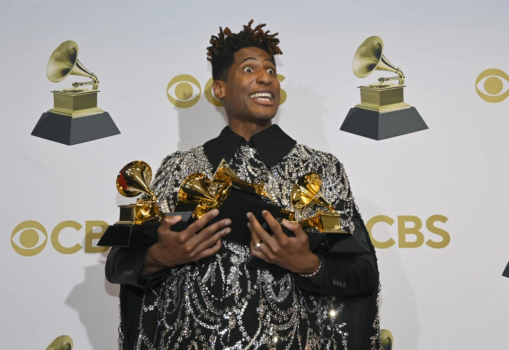 Jon Batiste ze swoimi nagrodami Grammy