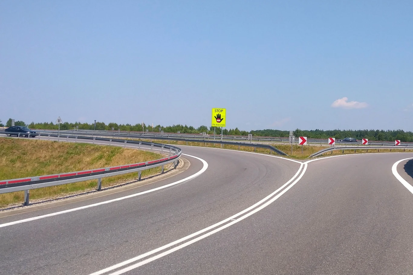 Specjalnych znaków z symbolem czarnej dłoni z umieszczonym na niej piktogramem znaku zakaz wjazdu będzie przybywać. GDDKiA planuje ustawiać je m.in. przy wyjazdach z MOP-ów oraz w obrębie węzłów autostrad i dróg ekspresowych