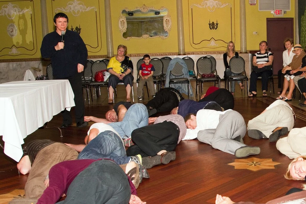 Anatolij Kaszpirowski na swoje seanse hipnozy przyciągał tłumy osób, które wierzyły w jego niezwykłe zdolności 