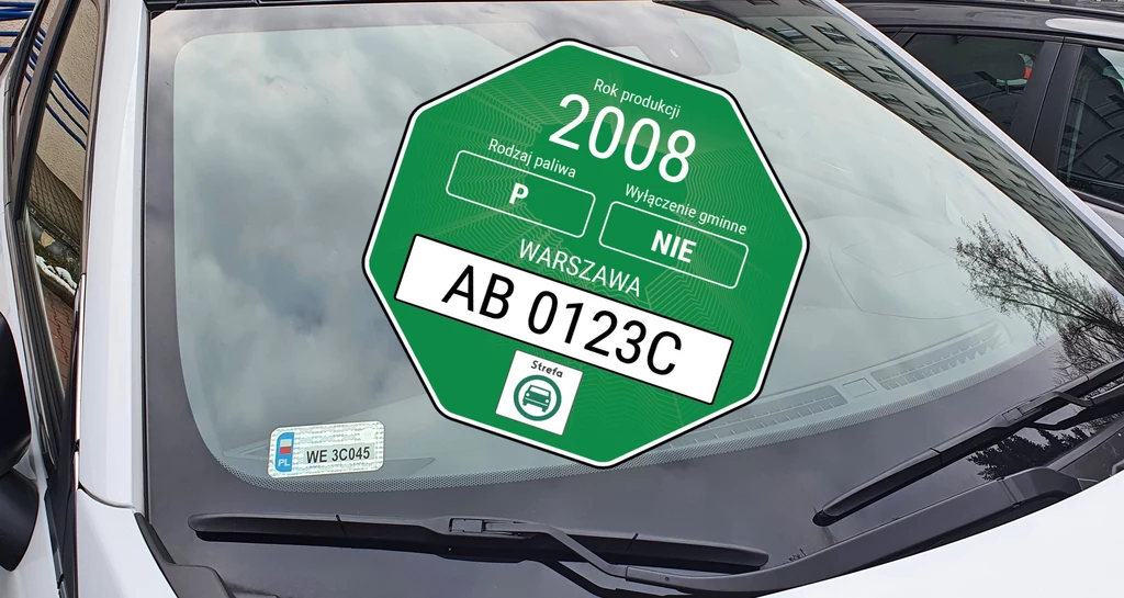 Takie naklejki będą wymagane, aby wjechać do stref czystego transportu. A strefę taką może wyznaczyć każda gmina Takie naklejki będą wymagane, aby wjechać do stref czystego transportu. A strefę taką może wyznaczyć każda gmina