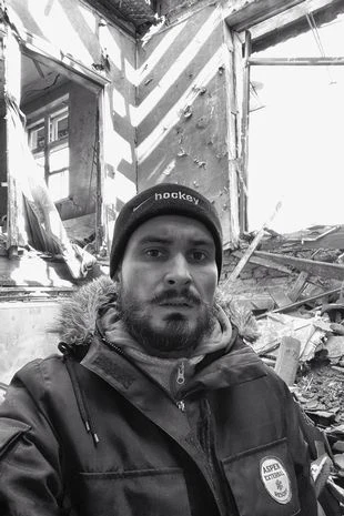 Siergiej Makarov jest zawodowym fotografem. Uciekł z Mariupola na zachód Ukrainy, aby przeżyć i walczyć z Rosjanami /FOTO: ANASTASIA ZARECHENSKOVA