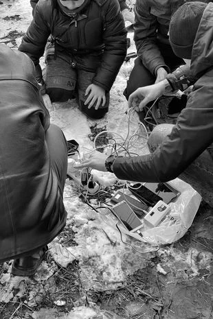 Kolejny cud - kabel jest pod napięciem. Mieszkańcy przynoszą telefony komórkowe, aby naładować baterie. /FOTO: ANASTASIA ZARECHENSKOVA