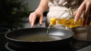 Jeśli olej, to tylko roślinny i tłoczony na zimno - zalecają eksperci. Trzy łyżki dziennie zapewnią zdrowie