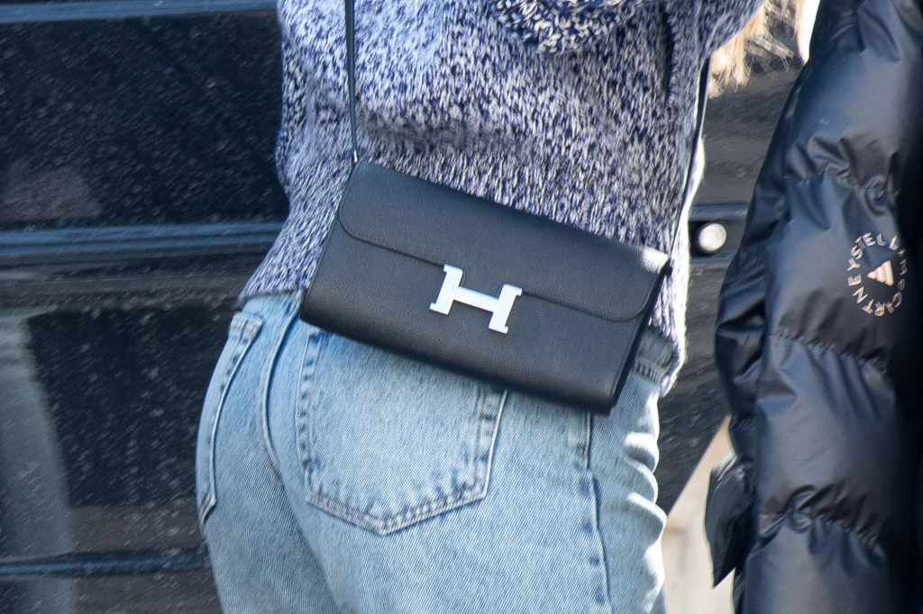 Ewa Chodakowska z torebką marki Hermes za 30 tysięcy złotych. Ewa Chodakowska z torebką marki Hermes za 30 tysięcy złotych.