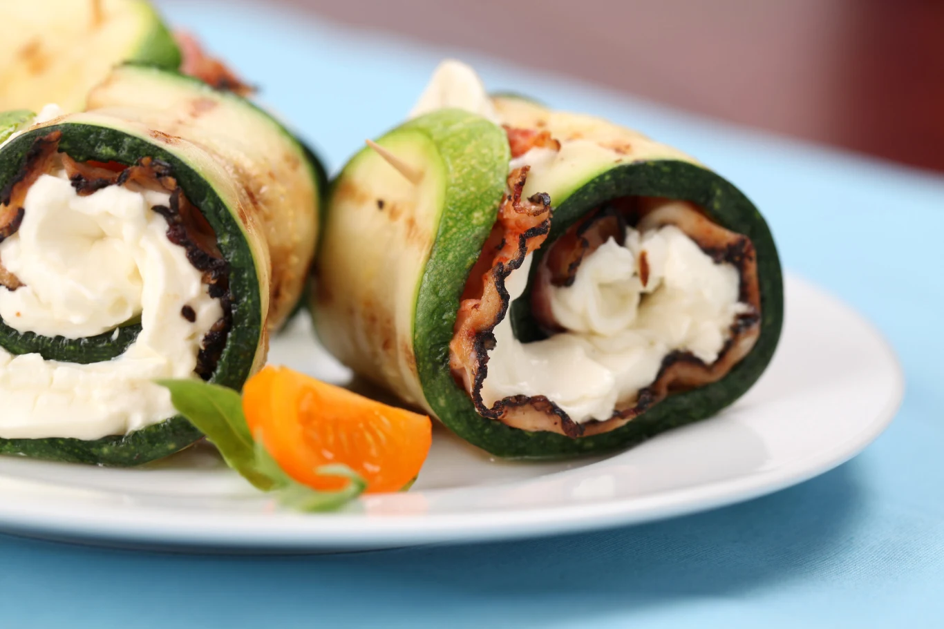 Jeśli skórka cukinii jest miękka i niezbyt gruba, nie musisz jej usuwać