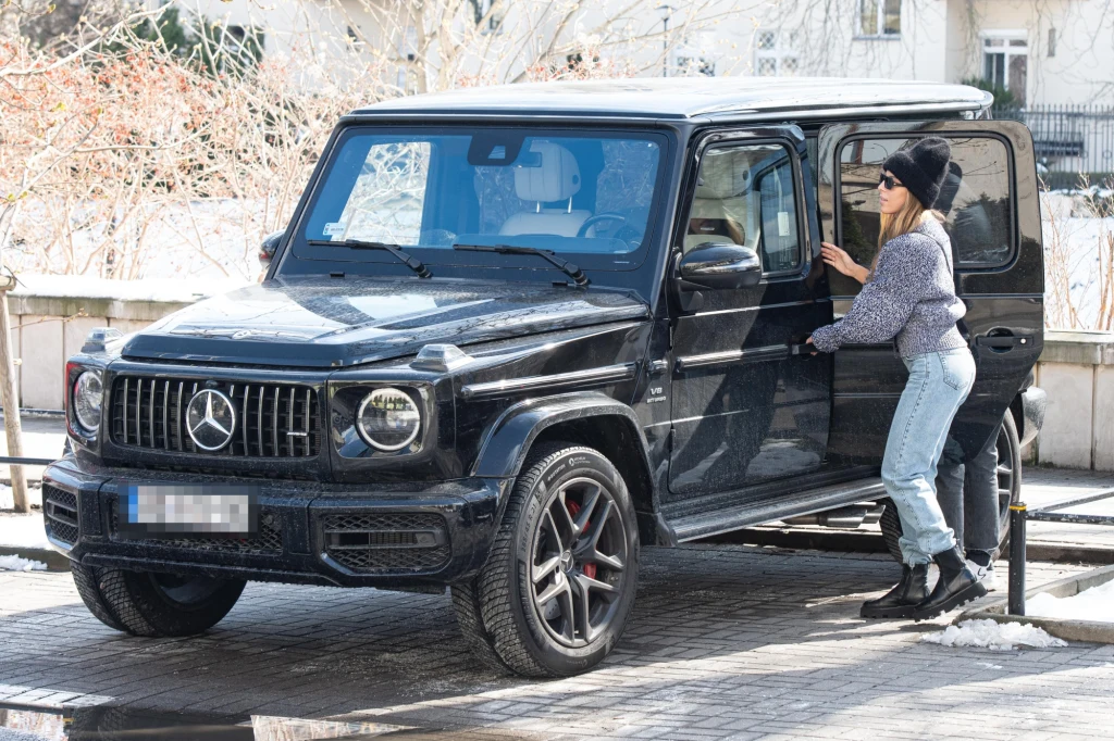 Ewa Chodakowska z torebką marki Hermes za 30 tysięcy złotych. Ewa Chodakowska z torebką marki Hermes za 30 tysięcy złotych.