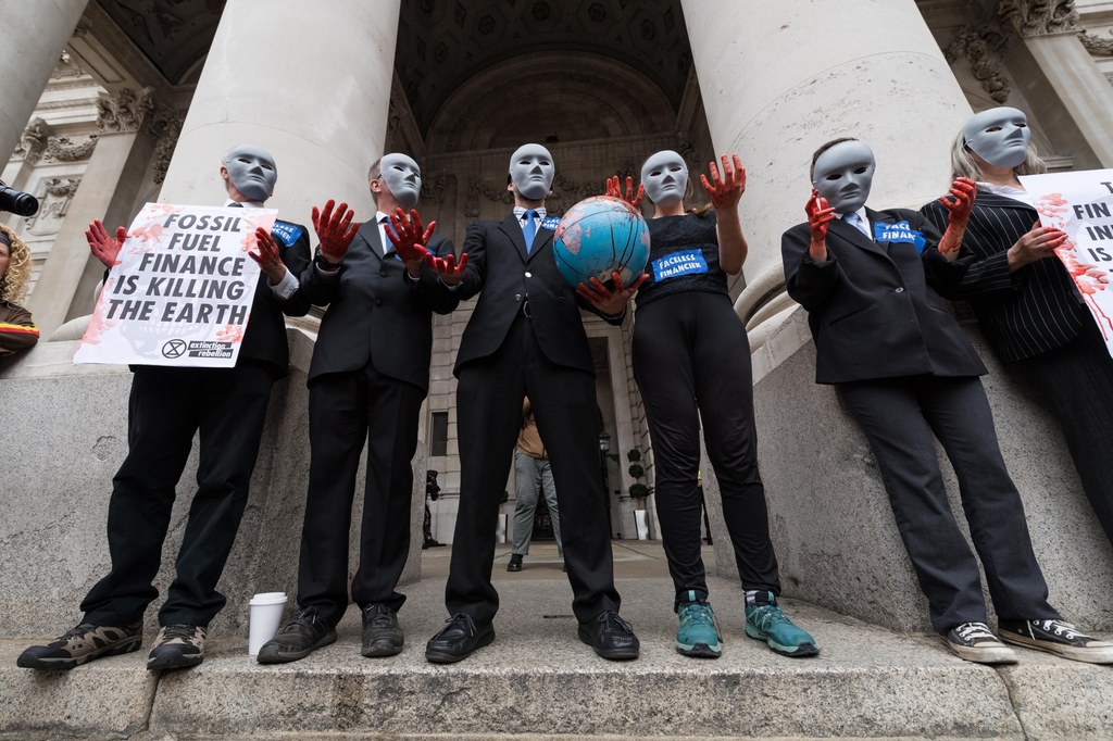 Z raportu "Banking on Climate Change" wynika, że w 2021 r. światowe banki sfinansowały paliwa kopalne na kwotę 742 mld dolarów