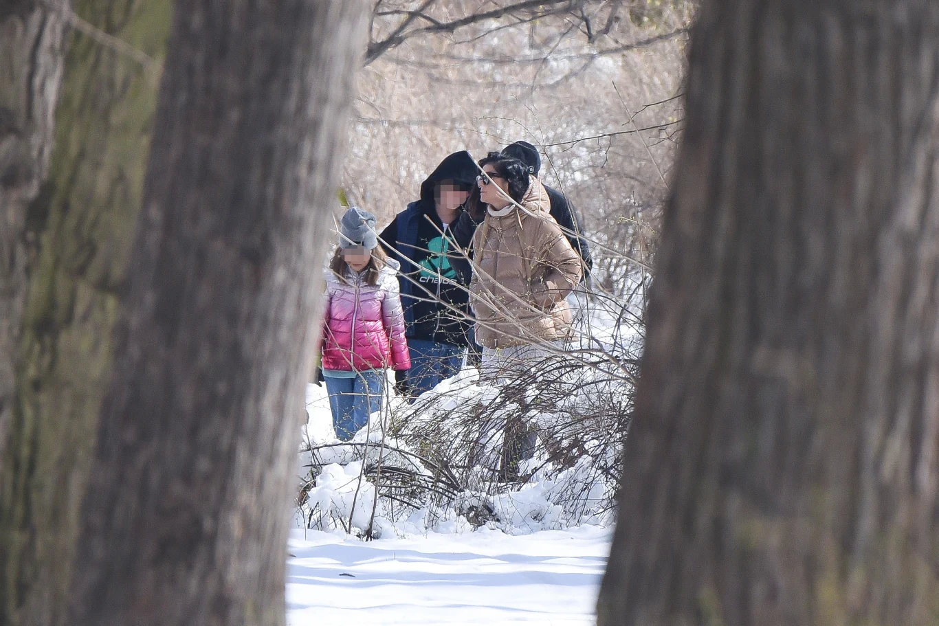 Kasia Cichopek z dziećmi w parku Kasia Cichopek z dziećmi w parku