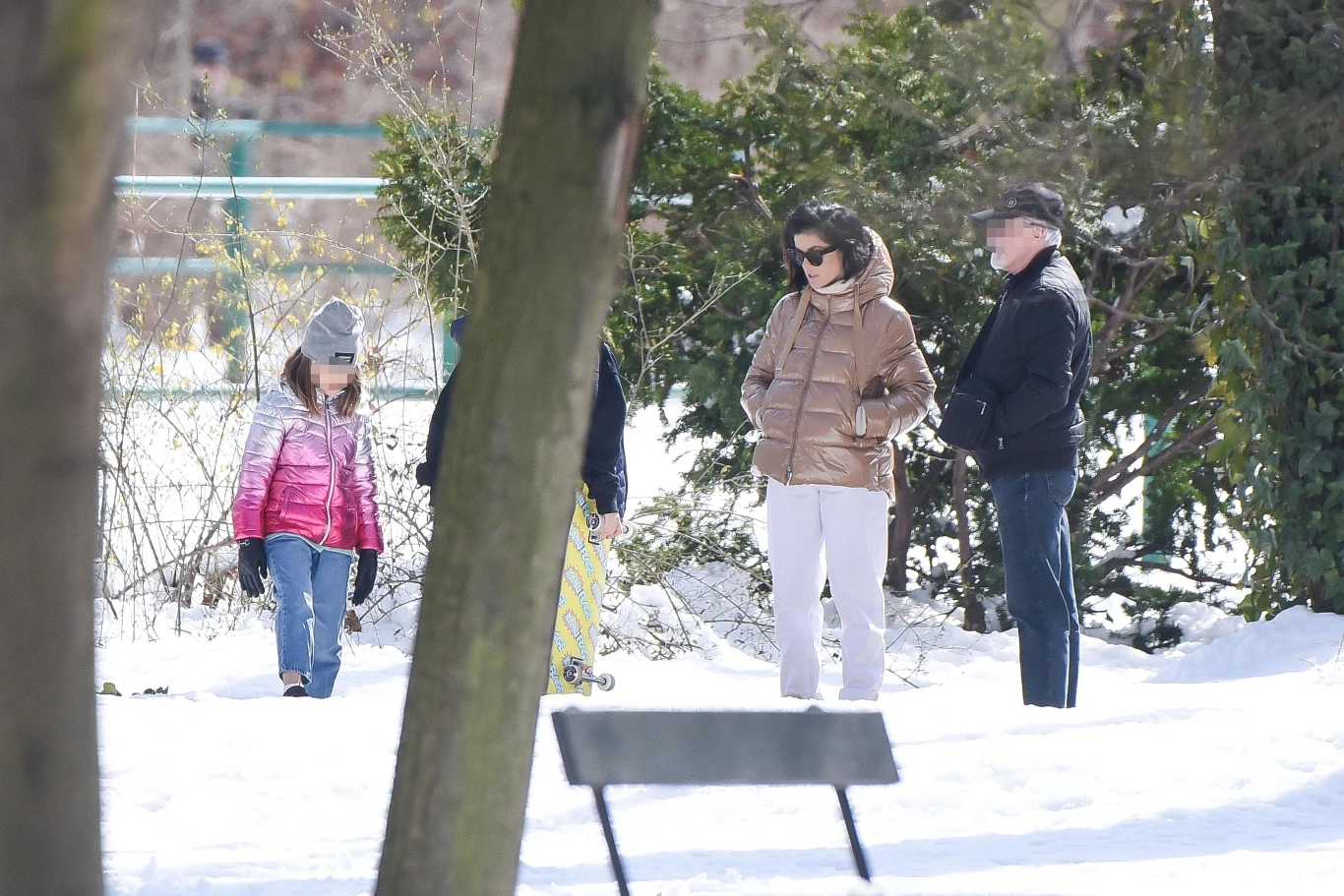 Kasia Cichopek z dziećmi i ojcem w parku Kasia Cichopek z dziećmi i ojcem w parku