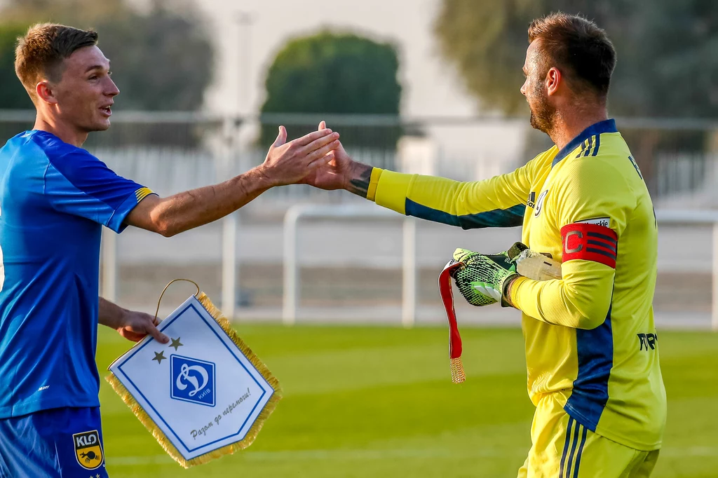 Kapitanowie Dynama Serhij Sydorczuk i Legii Artur Boruc, przed poprzednim sparingiem tych klubów w grudniu 2020 r. Kapitanowie Dynama Serhij Sydorczuk i Legii Artur Boruc, przed poprzednim sparingiem tych klubów w grudniu 2020 r.