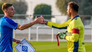 Kapitanowie Dynama Serhij Sydorczuk i Legii Artur Boruc, przed poprzednim sparingiem tych klubów w grudniu 2020 r.