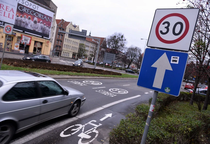 Znaki strefowe nie są odwoływane przez skrzyżowania. Znaki strefowe nie są odwoływane przez skrzyżowania.