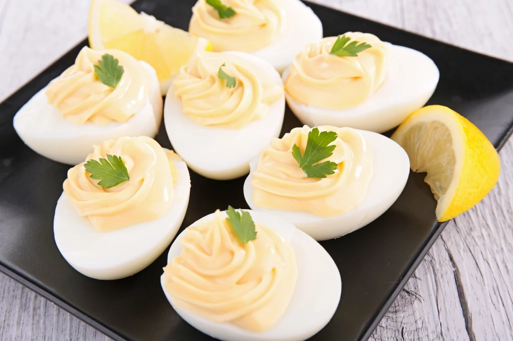 Majonez bardzo często dodawany jest do gotowanych jajek