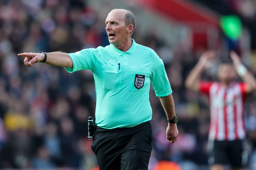 Mike Dean - sędzia Premier League przez 22 lata Mike Dean - sędzia Premier League przez 22 lata