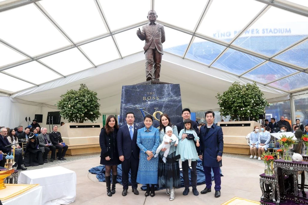 Rodzina Vichaia Srivaddhanaprabha przy jego pomniku Rodzina Vichaia Srivaddhanaprabha przy jego pomniku