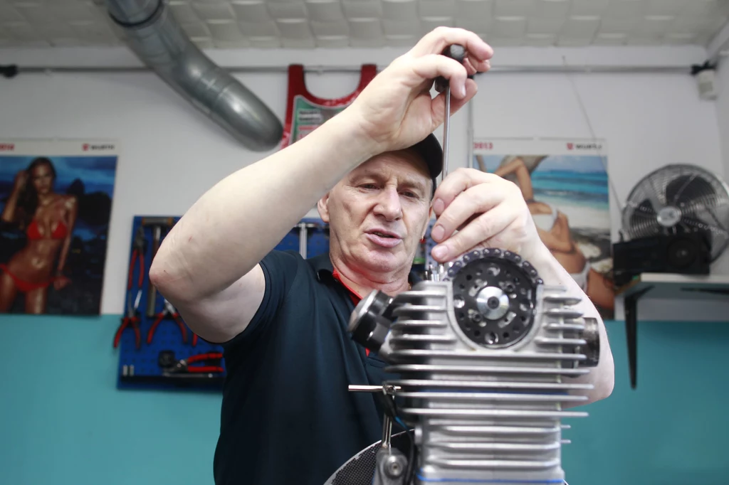 Ryszard Kowalski pracuje nad silnikiem Ryszard Kowalski pracuje nad silnikiem
