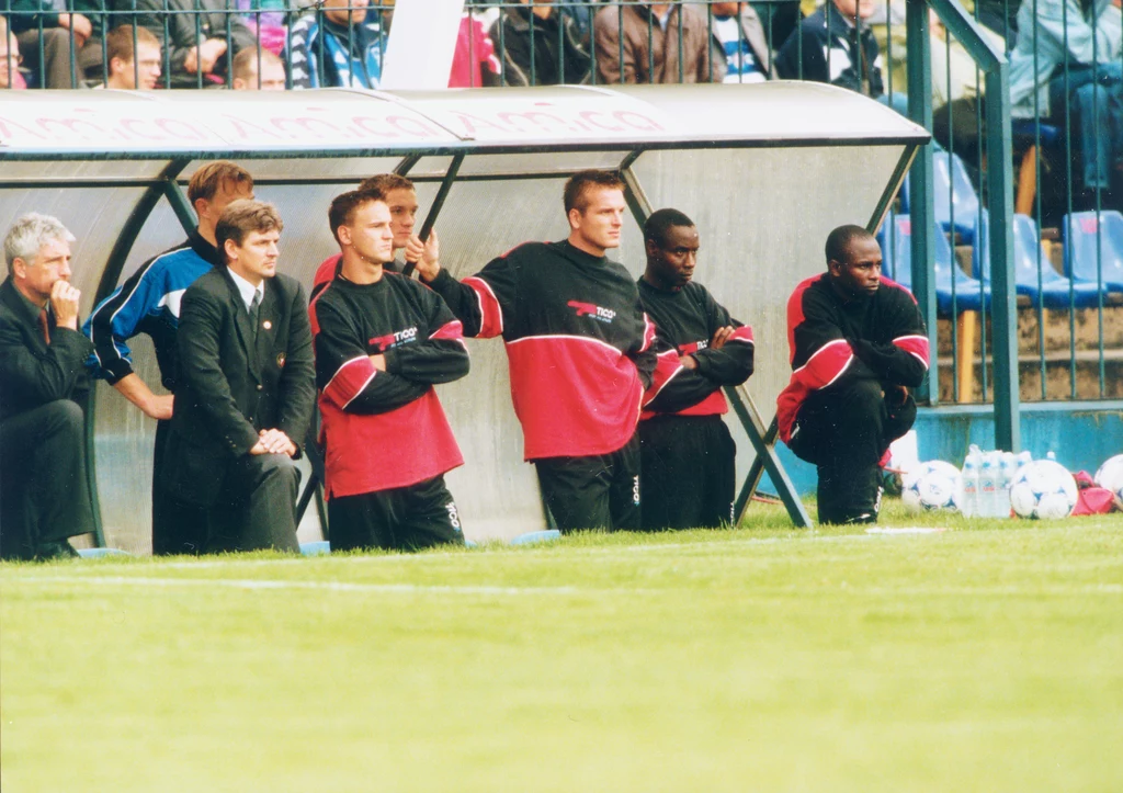 Andrzej Wiśniewski i Dariusz Wdowczyk (pierwsi z lewej) i Emmanuel Olisadebe (pierwszy z prawej) na ławce Polonii Warszawa w sezonie Ekstraklasy 1999/2000 Andrzej Wiśniewski i Dariusz Wdowczyk (pierwsi z lewej) i Emmanuel Olisadebe (pierwszy z prawej) na ławce Polonii Warszawa w sezonie Ekstraklasy 1999/2000