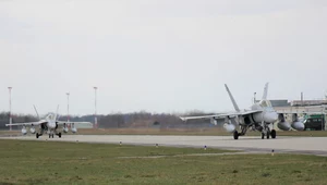 Amerykańskie myśliwce F-18 przybyły do bazy powietrznej w Łasku