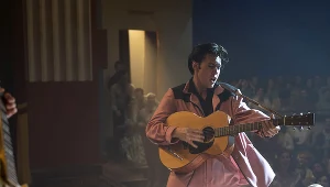 Austin Butler w scenie z filmu "Elvis"