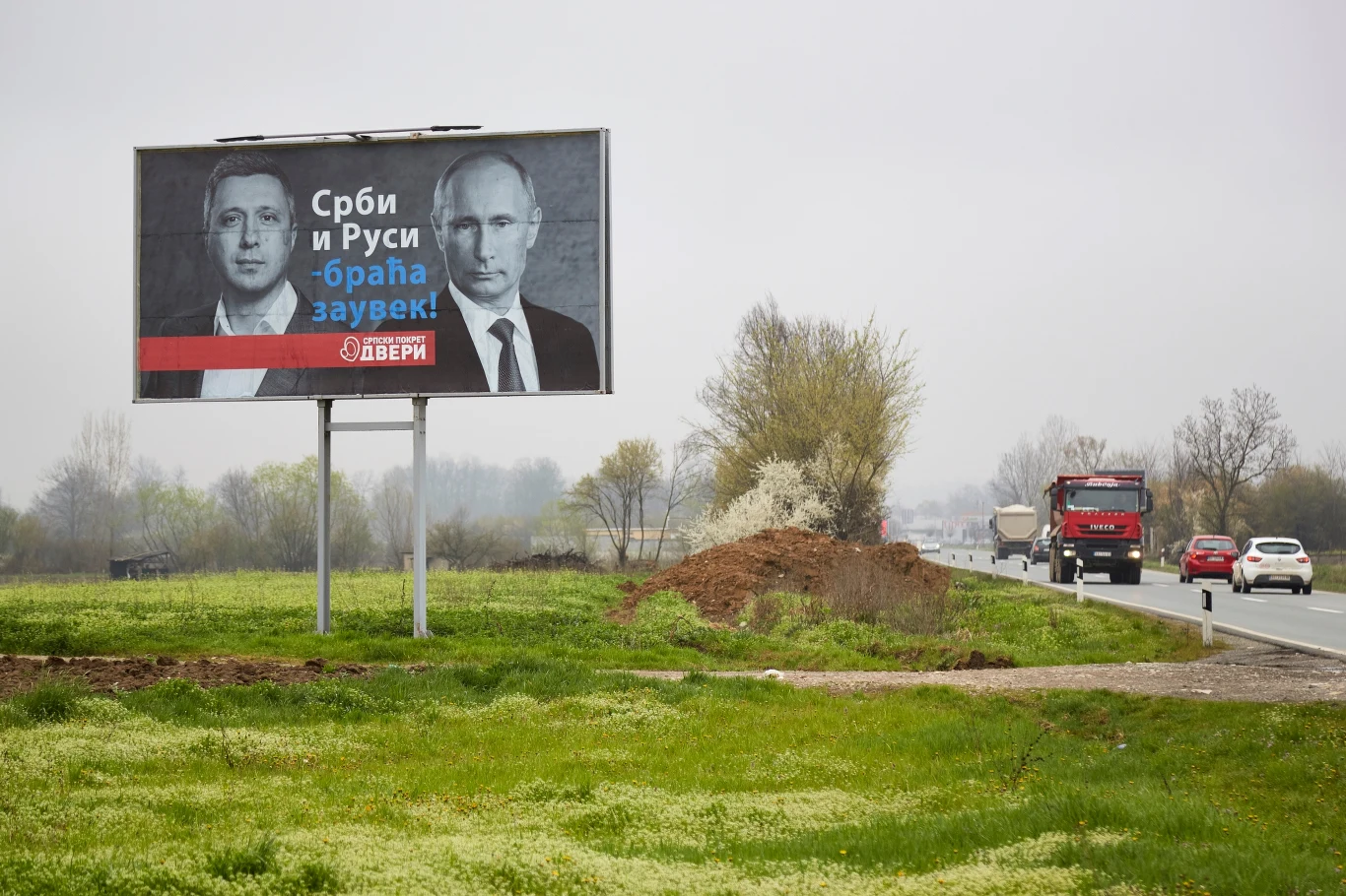 Promoskiewskie nastroje w Serbii budzą niepokój. Tekst na billboardzie wyborczym: "Serbowie i Rosjanie bracia na zawsze". Zdjęcie wykonano 2 kwietnia