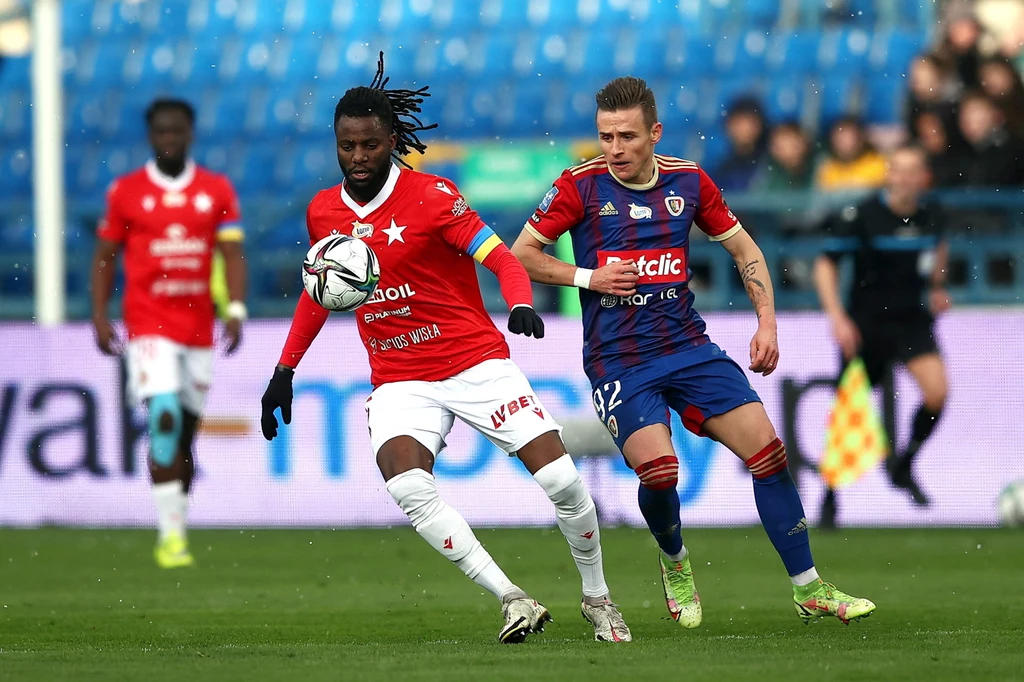 Zawodnik Wisły Kraków Joseph Colley (L) i Damnian Kądzior (P) z Piasta Gliwice podczas meczu 27. kolejki piłkarskiej Ekstraklasy Zawodnik Wisły Kraków Joseph Colley (L) i Damnian Kądzior (P) z Piasta Gliwice podczas meczu 27. kolejki piłkarskiej Ekstraklasy