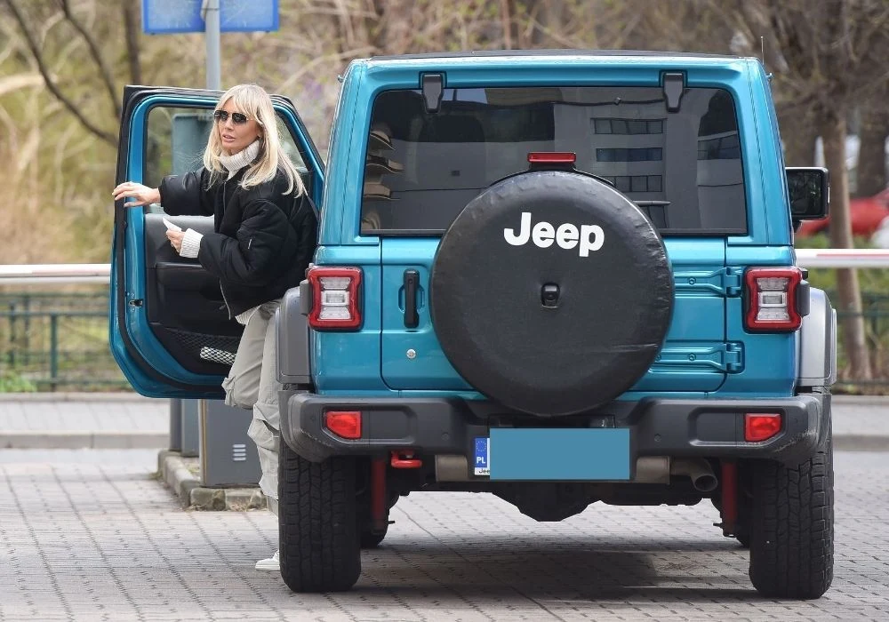 Agnieszka Woźniak Starak w spodniach jak na ryby wysiada z turkusowego jeepa Agnieszka Woźniak Starak w spodniach jak na ryby wysiada z turkusowego jeepa