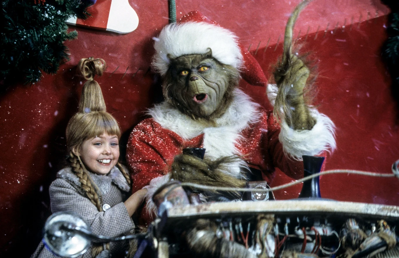Taylor Momsen i Jim Carrey w filmie "Grinch: Świąt nie będzie" 