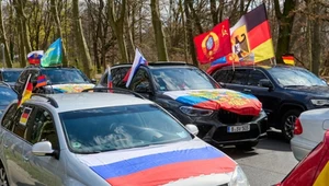 Uczestnicy niedzielnej (4.04.2022) prorosyjskiej manifestacji w Berlinie 