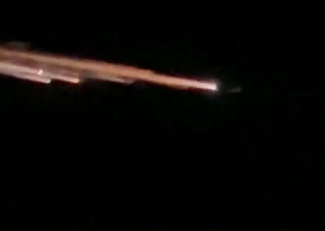 Chińska rakieta? Meteor? Mieszkańcy Indii zachwyceni dziwną manifestacją na nocnym niebie Chińska rakieta? Meteor? Mieszkańcy Indii zachwyceni dziwną manifestacją na nocnym niebie
