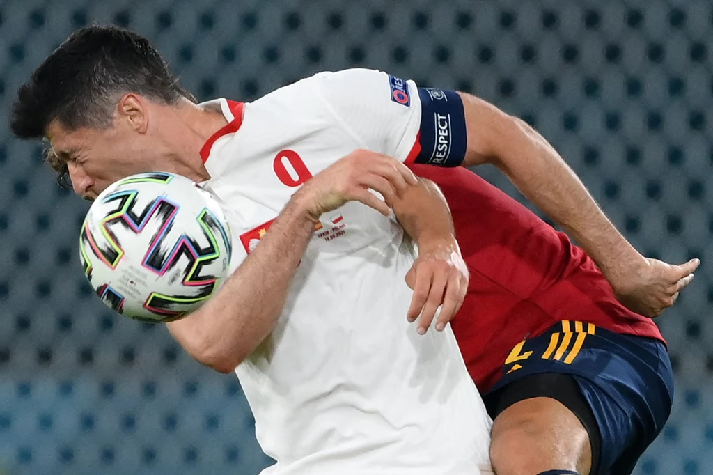 Robert Lewandowski w barwach reprezentacji Polski w pojedynku z Pau Torresem Robert Lewandowski w barwach reprezentacji Polski w pojedynku z Pau Torresem