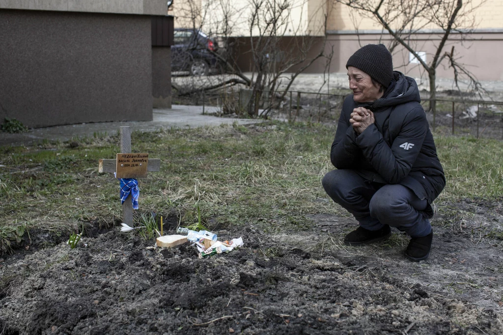 Ukrainka opłakuje męża zamordowanego w Buczy