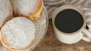 Polacy je uwielbiają, ale pączek to sam cukier i tłuszcz - ich regularne jedzenie grozi m.in. cukrzycą i rujnuje metabolizm