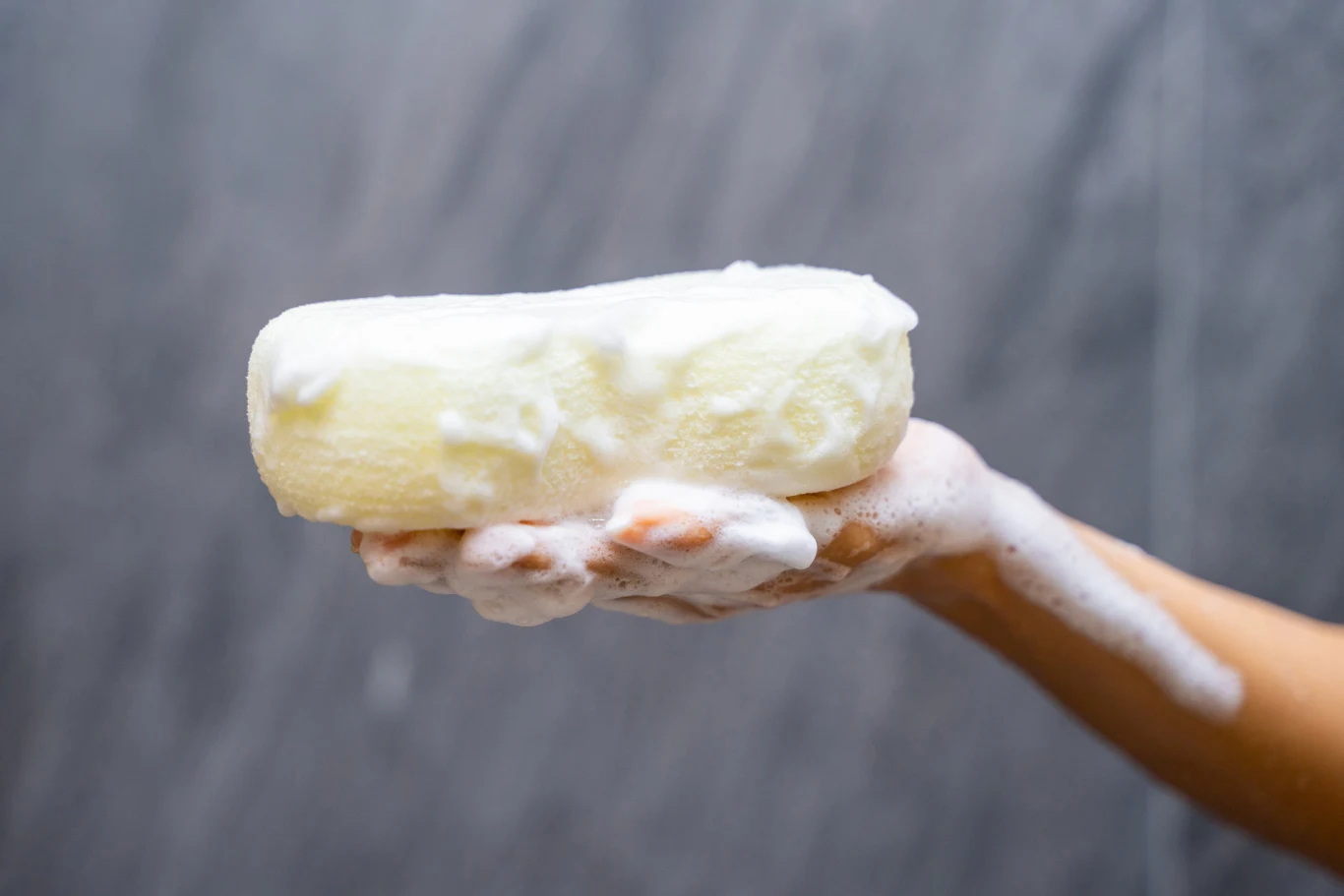 Gąbka do kąpieli to siedlisko bakterii. Niektórzy uważają wręcz, że powinniśmy zrezygnować z ich używania Gąbka do kąpieli to siedlisko bakterii. Niektórzy uważają wręcz, że powinniśmy zrezygnować z ich używania