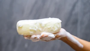 Gąbka do kąpieli to siedlisko bakterii. Niektórzy uważają wręcz, że powinniśmy zrezygnować z ich używania