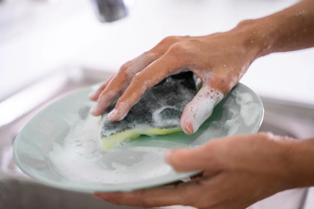Płyn do mycia naczyń warto zamrozić, by lepiej i dokładniej usunąć tłuste plamy