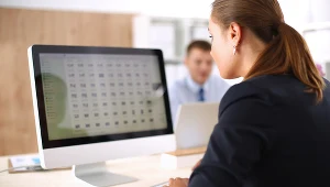 Zarobki: Blisko co trzeci pracownik chce w tym roku poprosić pracodawcę o podwyżkę