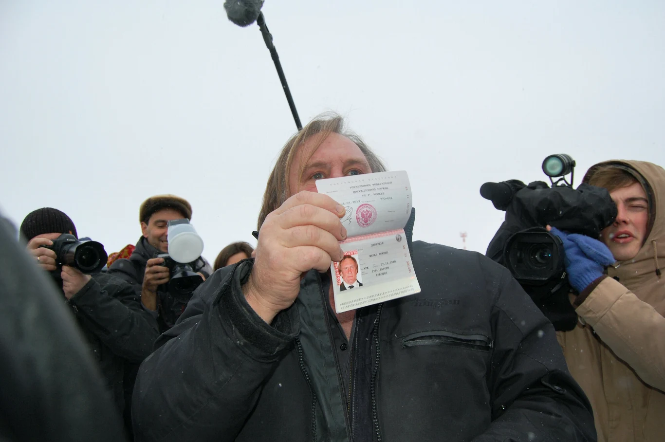 Gerard Depardieu pokazuje swój rosyjski paszport Gerard Depardieu pokazuje swój rosyjski paszport