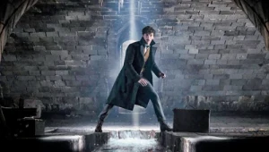 Eddie Redmayne w scenie z filmu "Fantastyczne zwierzęta: Tajemnice Dumbledore'a"