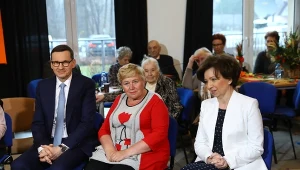 Premier Mateusz Morawiecki (L) i minister rodziny i polityki społecznej Marlena Maląg (P) podczas wizyty w Dziennym Domu „Senior+” w Woli Karczewskiej