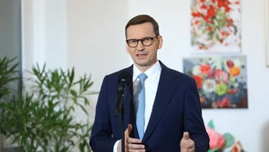 Premier Mateusz Morawiecki w trakcie wizyty w Dziennym Domu "Senior+" w Woli Karczewskiej (pow. otwocki, woj. mazowieckie)