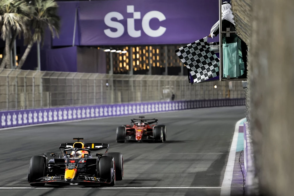 Max Verstappen mija linię mety
