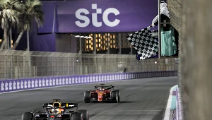 Max Verstappen mija linię mety